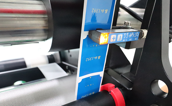 分頁(yè)平面貼標機,平面貼標機設備,全自動(dòng)貼標機