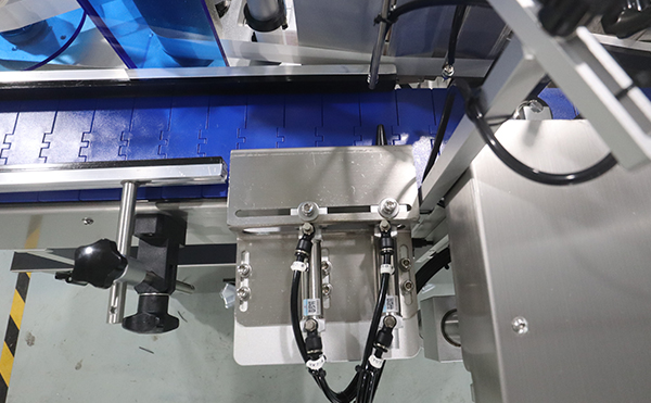 全自動(dòng)圓瓶貼標機,圓瓶貼標機,全自動(dòng)貼標機生產(chǎn)廠(chǎng)家